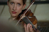 Leila beim Geigenspiel